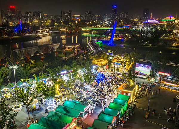 《灯火河畔观球夜》江阴运河营趣房车市集 陈凌虹 摄.jpg