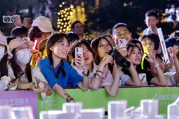 《夜燃热爱》无锡苏宁广场 胡梅 摄.jpg