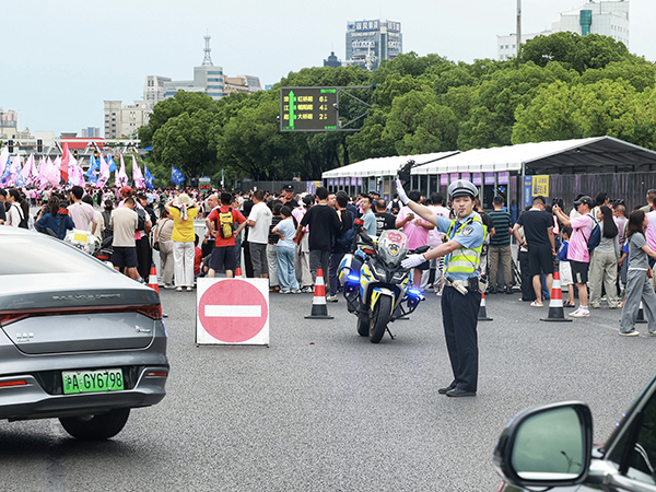 《一路疏导，奔赴同一场热爱》殷正天 摄.jpg