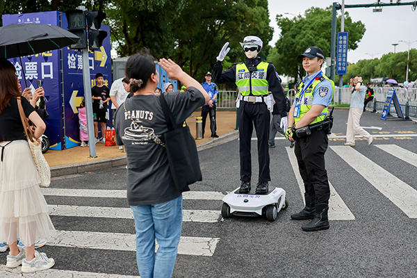 《科技智能交警》黄明达 摄.jpg