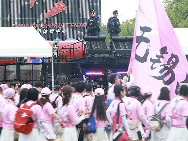《粉浪来袭，藏蓝相伴》殷正天 摄.jpg