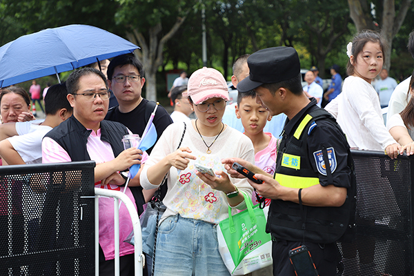 《严核入场 》周志儇 摄.jpg