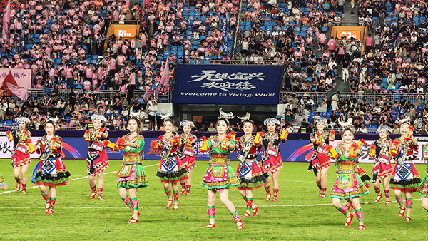 《多彩民族风,燃动足球夜》吴朱娟 摄.jpg