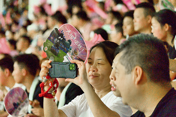 《看台留影》宗国员 摄.jpg