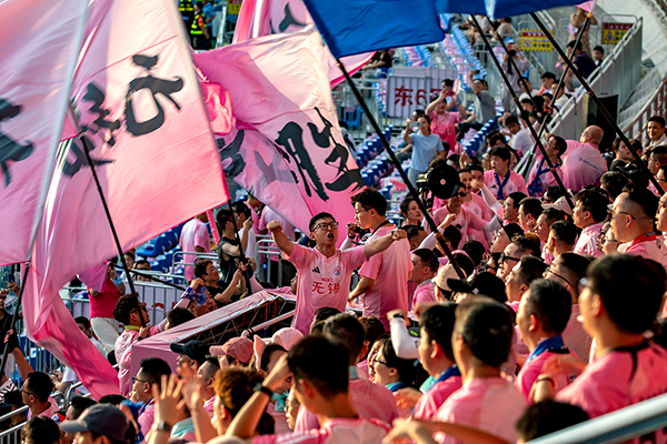 《粉浪助威》余华 摄.jpg