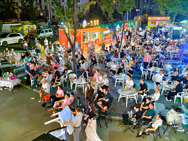 《夜聚·球欢》江阴运河公园 庞澄勋 摄.jpg
