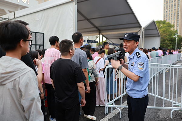 《提醒有序入场》黄明达 摄.jpg