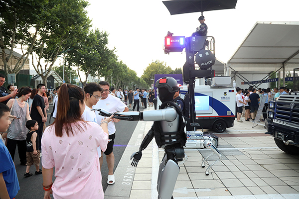 《陶都新警力 智护燃苏超》王杰 摄.jpg