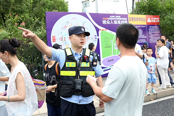 《苏超场外服务忙》王杰 摄.jpg