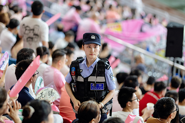 《看台间的藏蓝身影》黄明达 摄.jpg