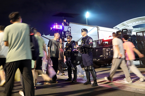 《夜色护赛场 特警守平安》王杰 摄.jpg