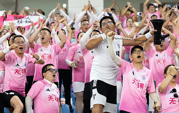 《铁杆球迷》许益民 摄.jpg