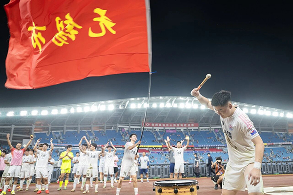《击鼓庆祝》黄一清 摄.jpg