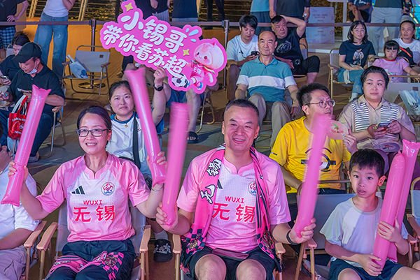 《球迷的喜悦时刻》(无锡万象城)许雯霞 摄.jpg