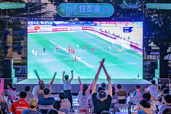 《苏超夜燃商圈广场》(无锡百盛)鲍永明 摄.jpg
