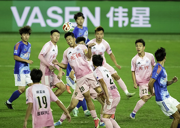 《争顶》罗继锋 摄.jpg
