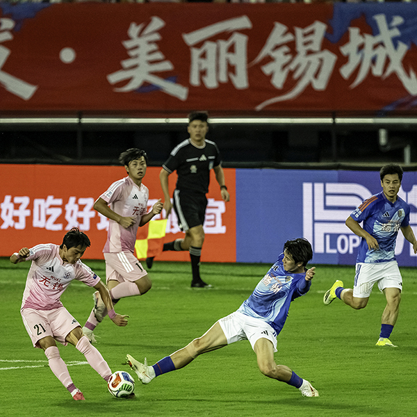 《飞铲》罗继锋 摄.jpg