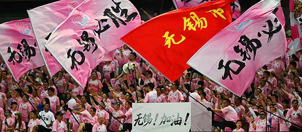 《扬旗助威》吴朱娟 摄.jpg