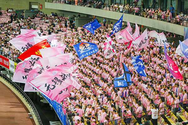《气势如虹》 何江明 摄.jpg