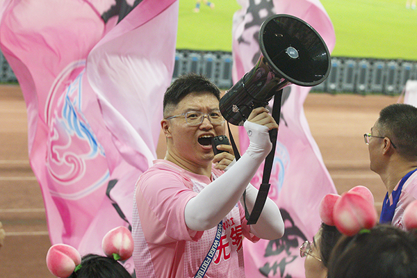 《领队》何江明 摄.jpg