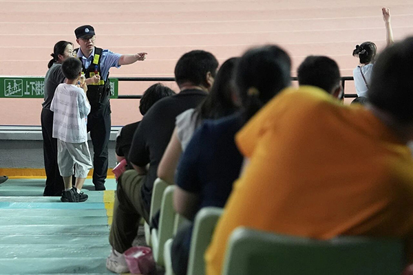 《看球不迷路》刘译允 摄.jpg