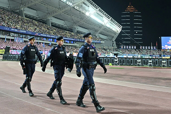 《赛场卫士》杨广益 摄.jpg