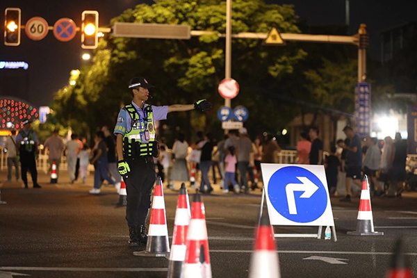 《夜间执勤护平安》潘丹 摄.jpg