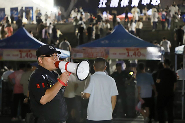《声声叮嘱护民安》周志儇 摄.jpg